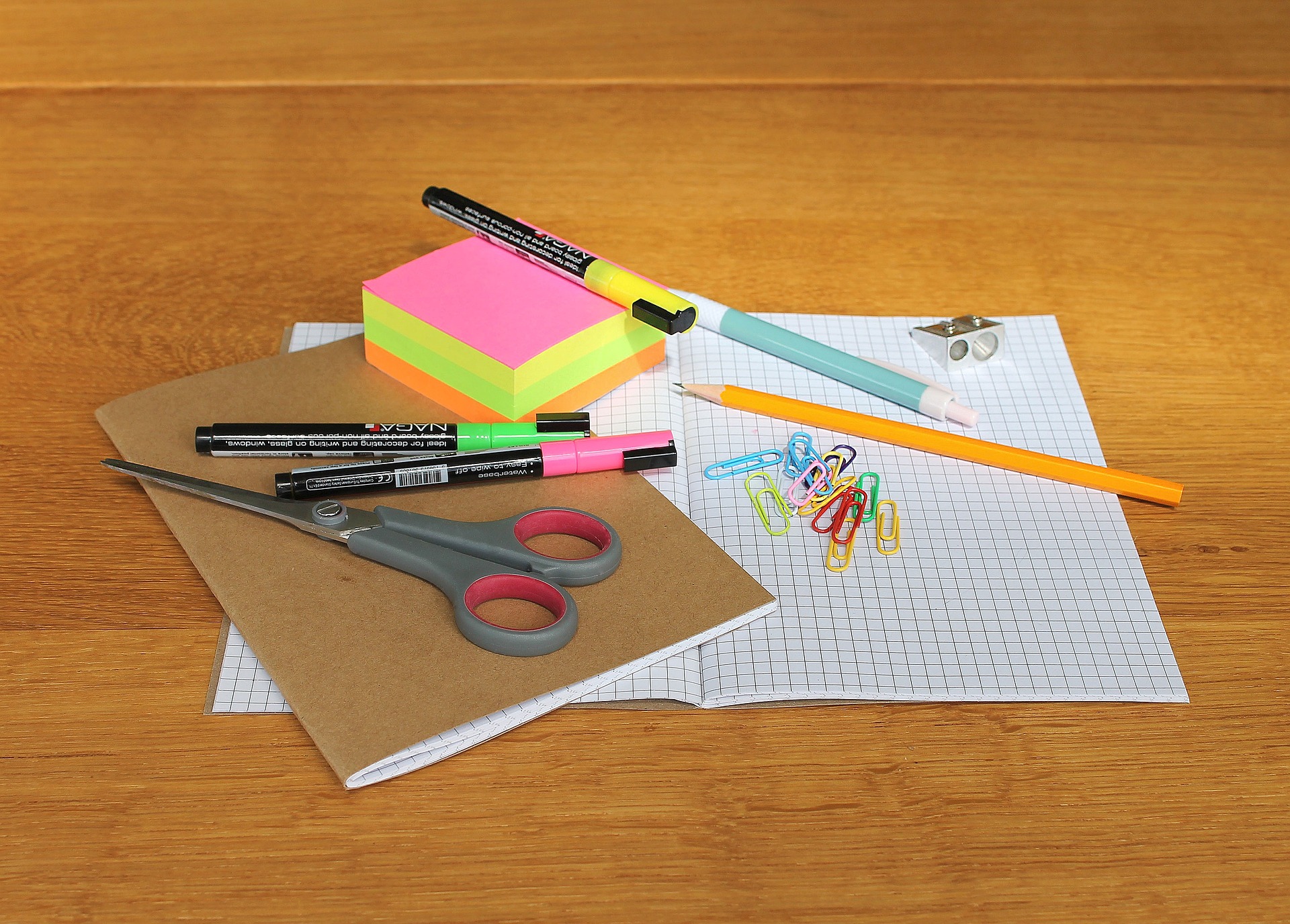 desk-1574669_1920